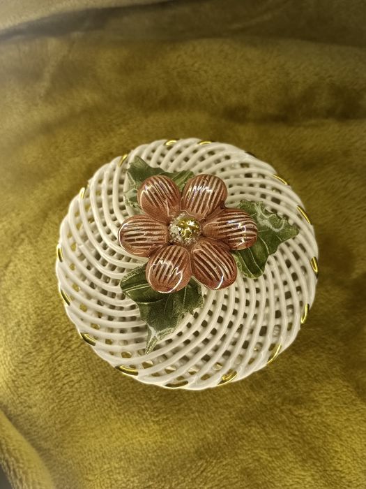 Caixa decorativa italiana antiga  em cerâmica com tampa flor