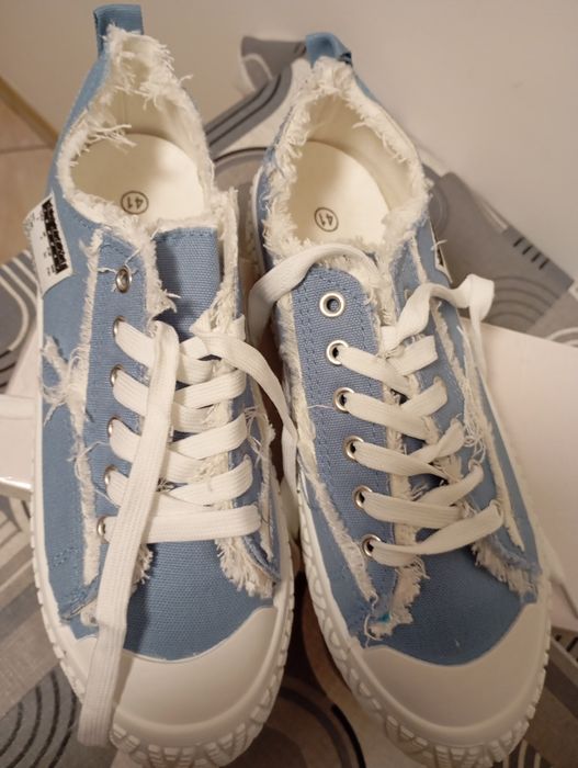 Trampki damskie nowe - 41