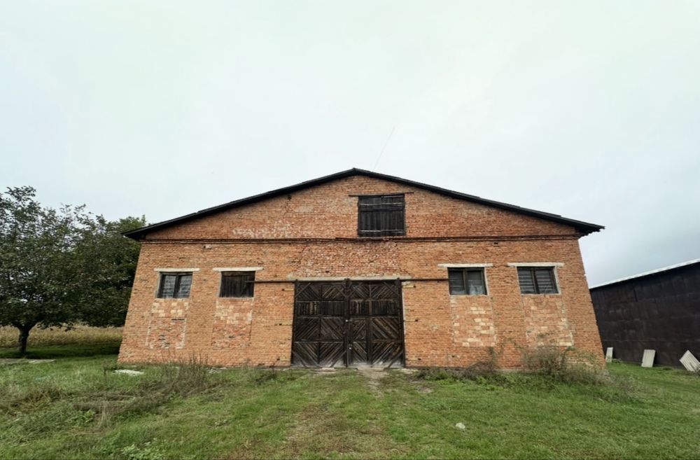 Здається приміщення,склад,ангар.