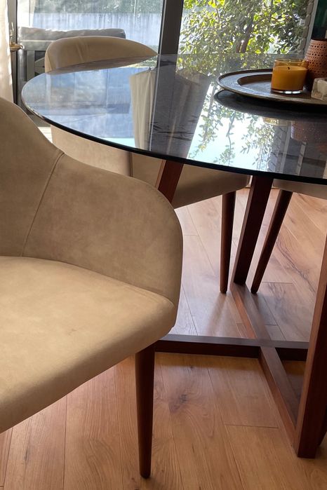 Mesa de sala de jantar em base nogueira e vidro temperado Lusodur