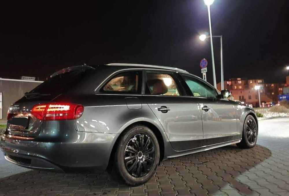 Audi A4B8 S-line AVANT, 178 km, 2010r. czarna podsufitka.