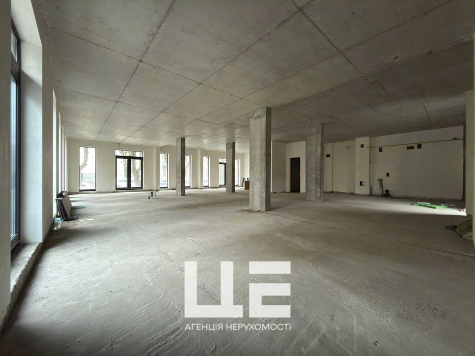 Продаж комерційного приміщення. 204кв.м. Фасад. вул. Окружна 43.