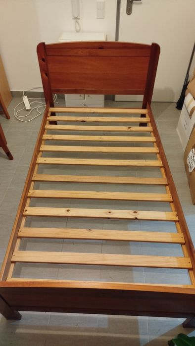 Cama de solteiro + mesa de cabeceira em madeira
