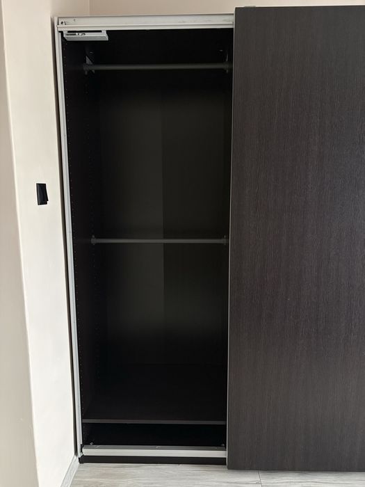 Szafa ikea pax z drzwiami przesuwnymi i pułkami modułowymi
