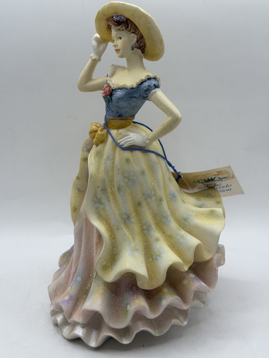 Figurka Alice The Leonardo Collection z kapeluszem