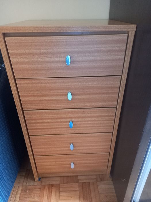 Mesa, camiseiro, cadeira e cubo/ mesinha