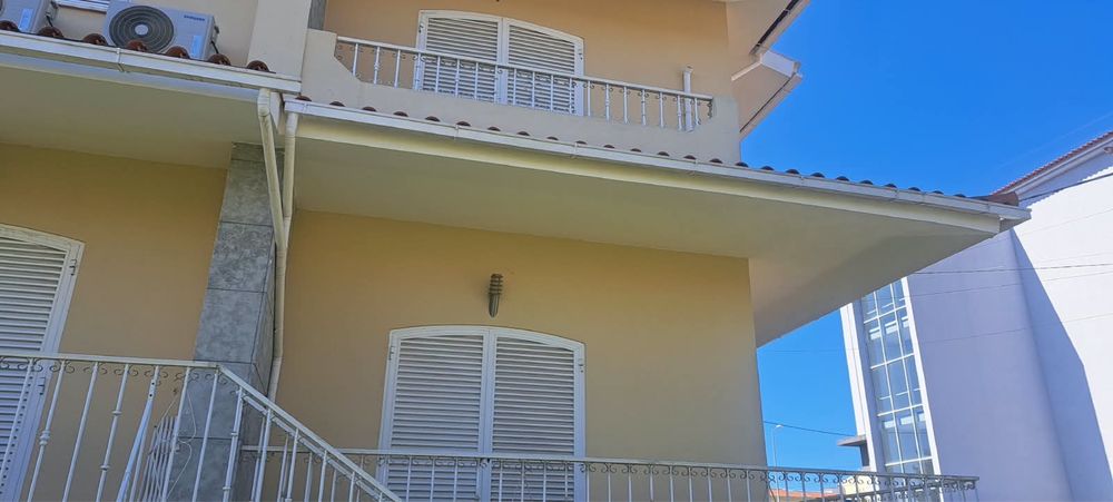 Vendo caixilharia e portas
