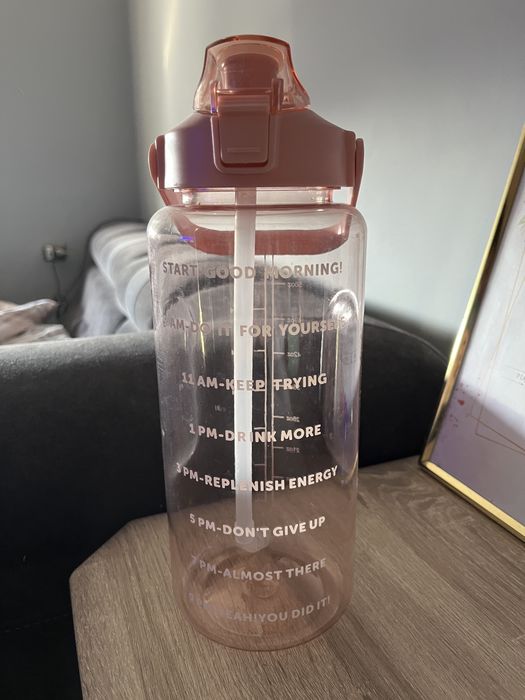 Różowa butelka na wodę 2 L Temu