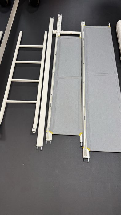 Cama beliche com secretaria por baixo