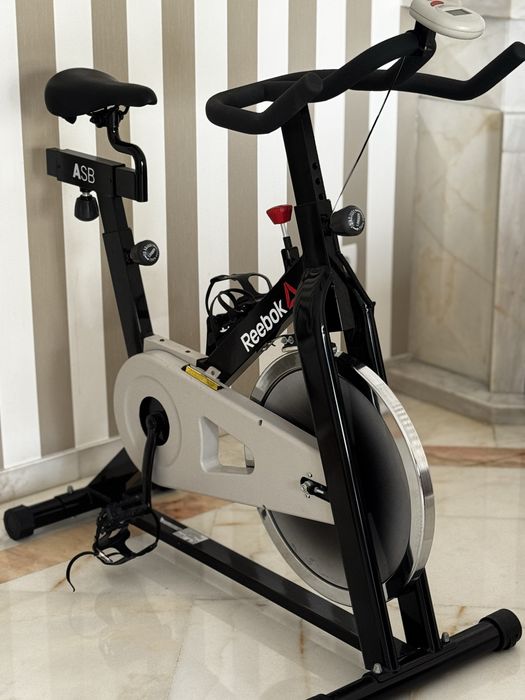 Bicicleta Reebok estática muito robusta
