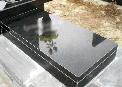 Надгробки надгробні плити з граніту.