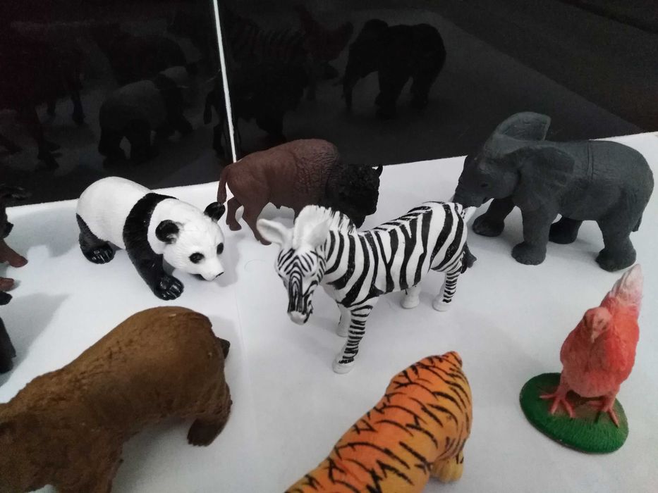 Conjunto de 11 figuras bonecos de animais selvagens (Individual 2€ ).