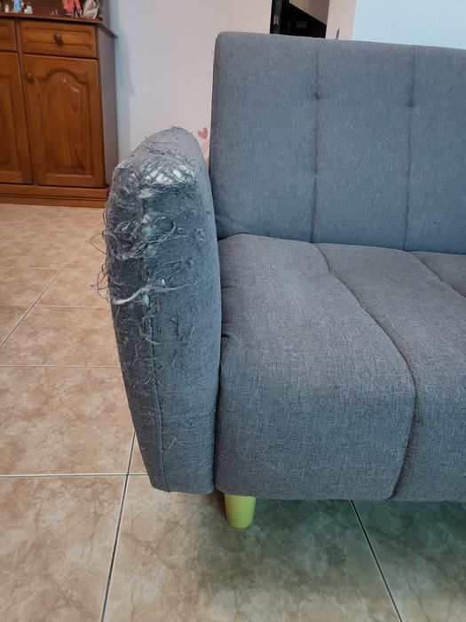 Sofa cama cinza utilizado.