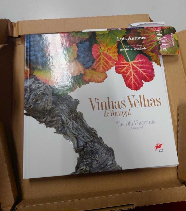Livro "Vinhas Velhas de Portugal" CTT (The Old Vineyards of Portugal)