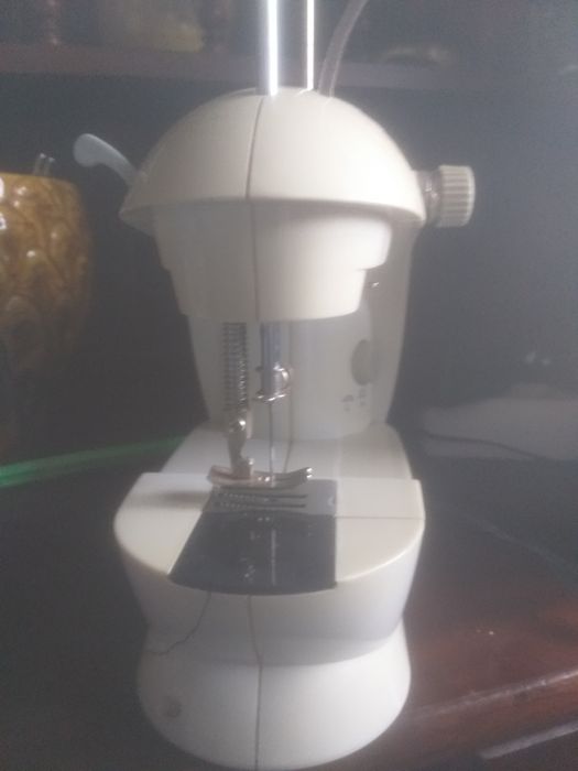 Máquina de costura de viagem eletrica