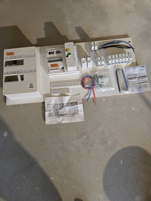 Rozdzielnica elektryczna  Schneider Resi 9 wraz z osprzętem
