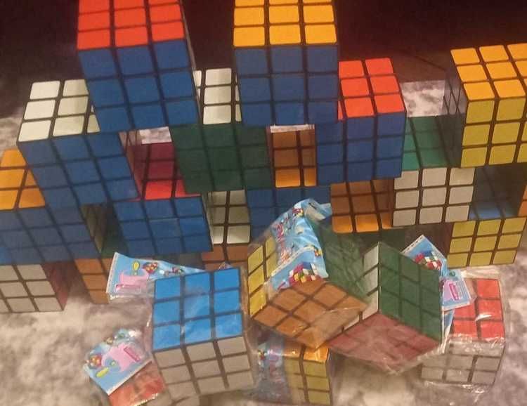 Cubo Mágico ou de Rubik , com portes de envio incluídos..