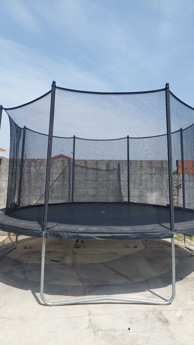Trampolim Grande 4,5m (Diâmetro) com Rede de Proteção – Excelente Estado!