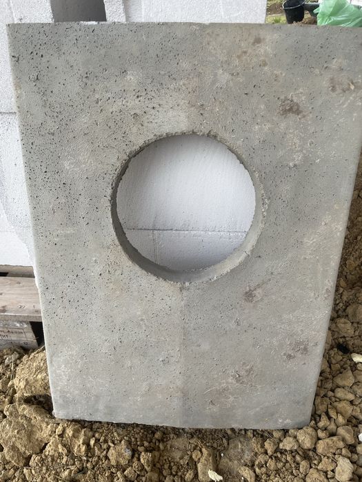 Płyra betonowa przykrywa komina