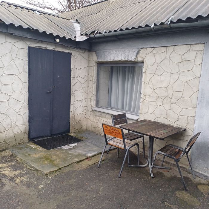 Продається будинок з усіма зручностями та жилою літнею кухнею.