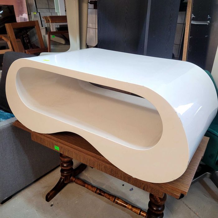 Lawa biała nowoczesna. Możliwy transport