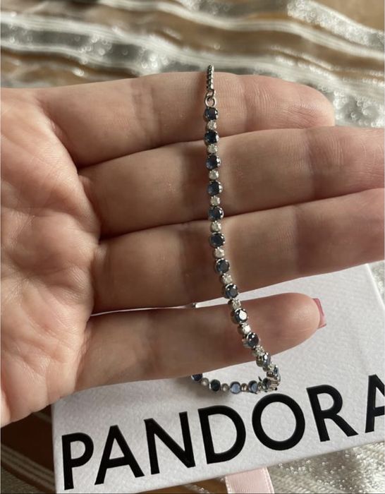 Pandora. Браслет з синіми та білими камінцями.