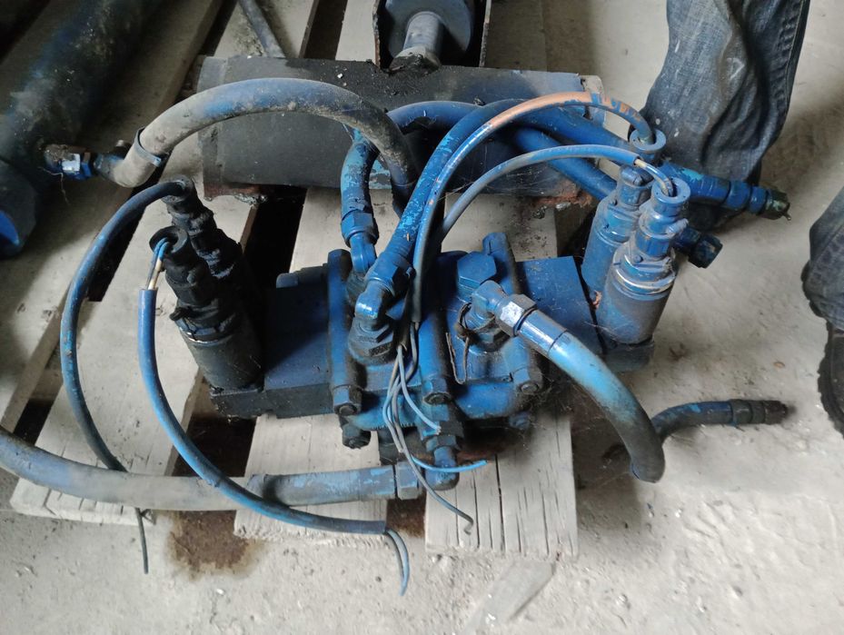 Siłowniki hydrauliczne wraz z rozdzielaczem