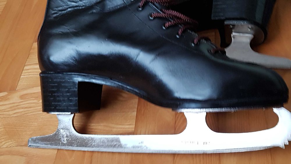 Łyżwy figurowe czarna skóra jak nowe