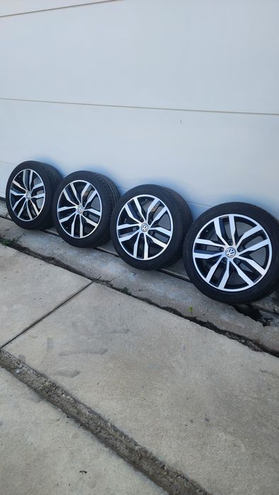Jantes 17 modelo Madrid
Original de Volkswagen Golf Mk7.5 
Furação: 5x112 
Pneus: Yokohama Bluearth 225/45R17 (2 estão novos e 2 com algum uso)
