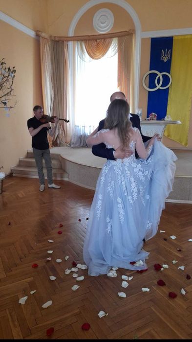 Блакитна весільна сукня зі шлейфом.Сукня для фотосесії.
