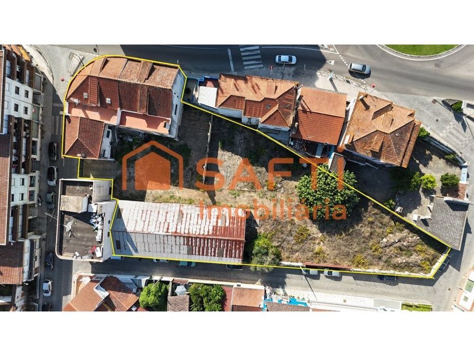 Edifício Com Habitações, Comércio e Armazém Para Recuperar — São Miguel Do Rio Torto E Rossio Ao Sul Do Tejo, Santarém