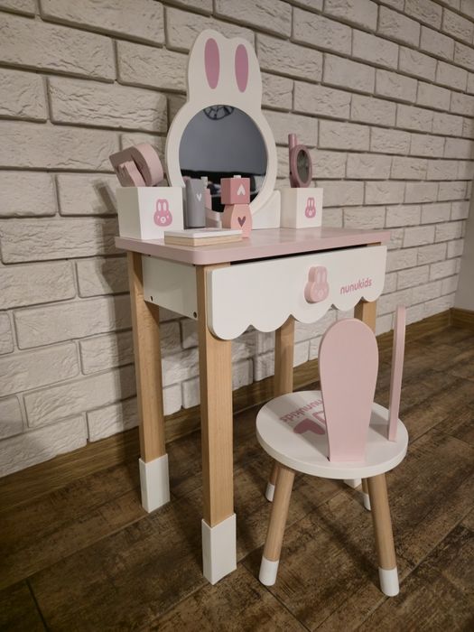 Toaletka dla małej dziewczynki