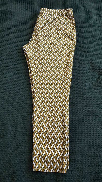 Spodnie damskie brązowe klasyczne zwężane wzór geometryczny