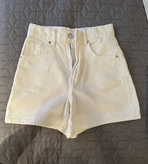 Белые джинсовые шорты Bershka