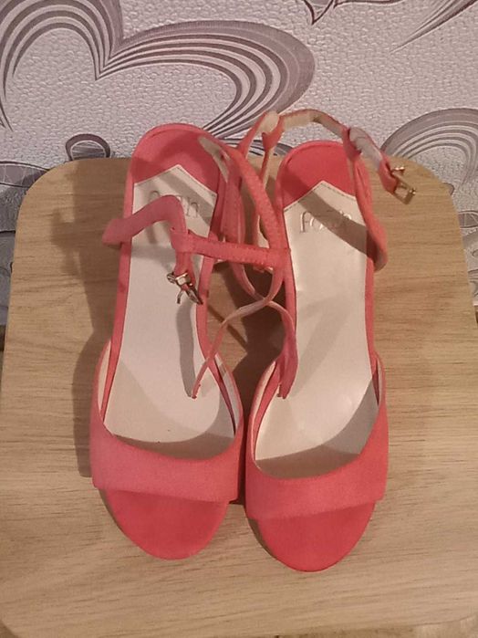 Босоніжки брендові рожеві замшеві на каблуку , р.38