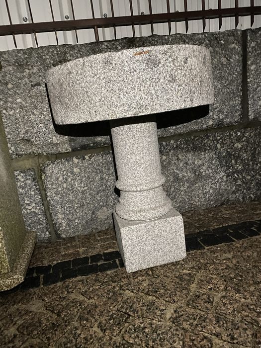 Mesa de pedra de uma mó essa mó foi feita a maõ
