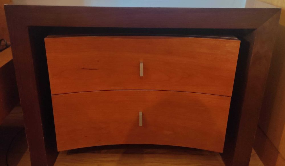 Conjunto de 2 mesas de cabeceira, cama (inclui o estrado) em cerejeira