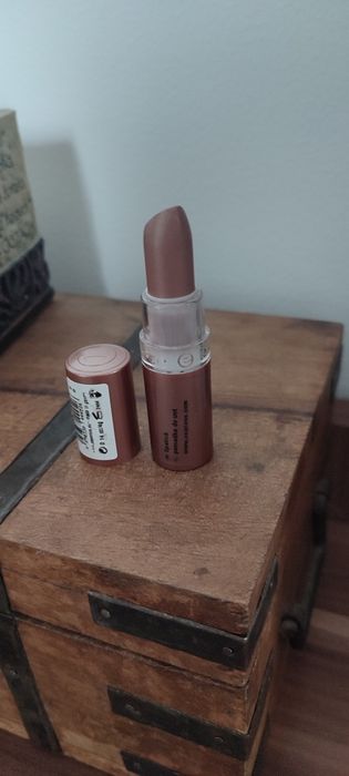 Pomadka do ust Essence
