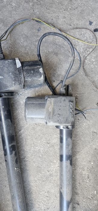 Siłowniki do bramy dwuskrzydłowej Faac