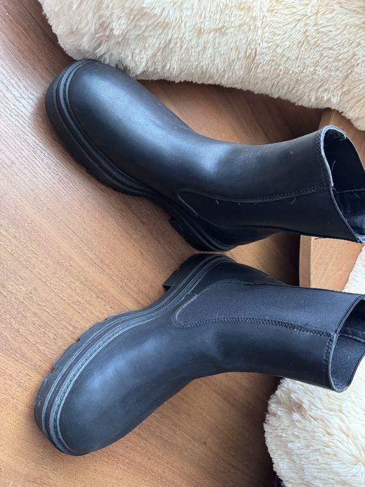 Майже нові,буди вдягнені 2 рази