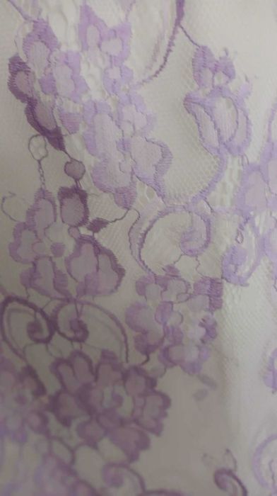 Blusa branca e lilás