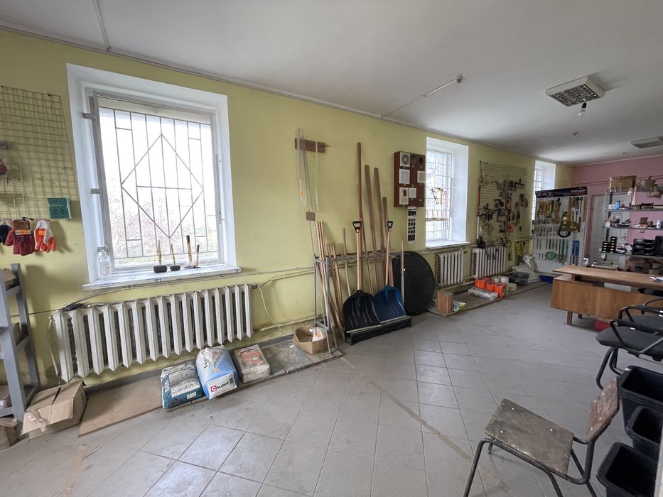 Продаж  приміщень з приватизованою землею в Городку