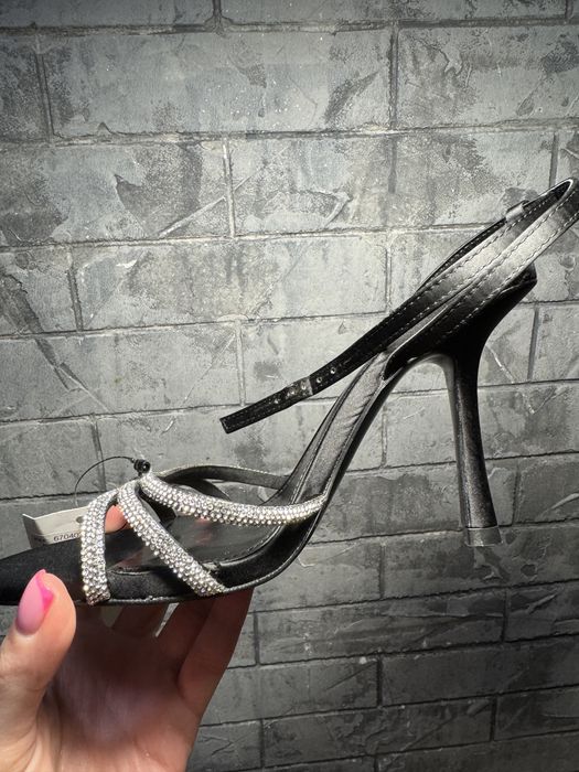 Босоніжки зі стразами на каблуку