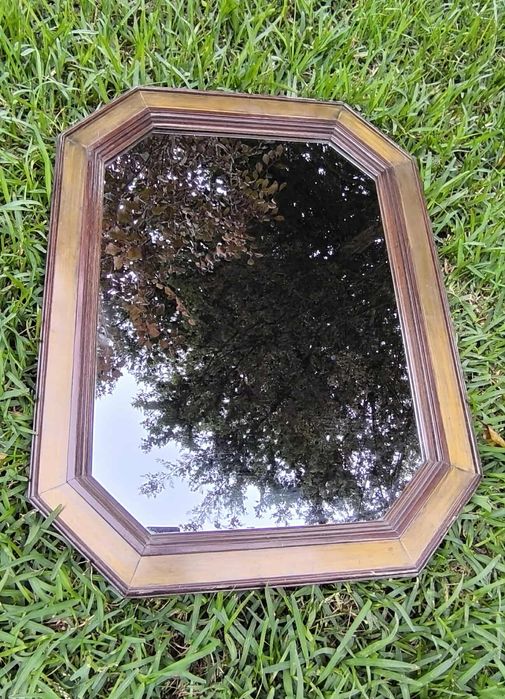 Belíssimo espelho com moldura em madeira dourada . Medidas: 65/50cm