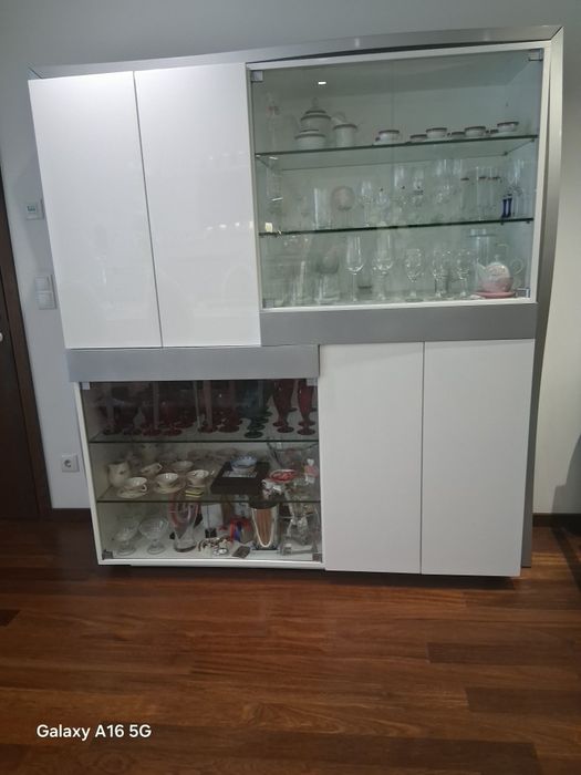 Cristaleira em branco e cinza