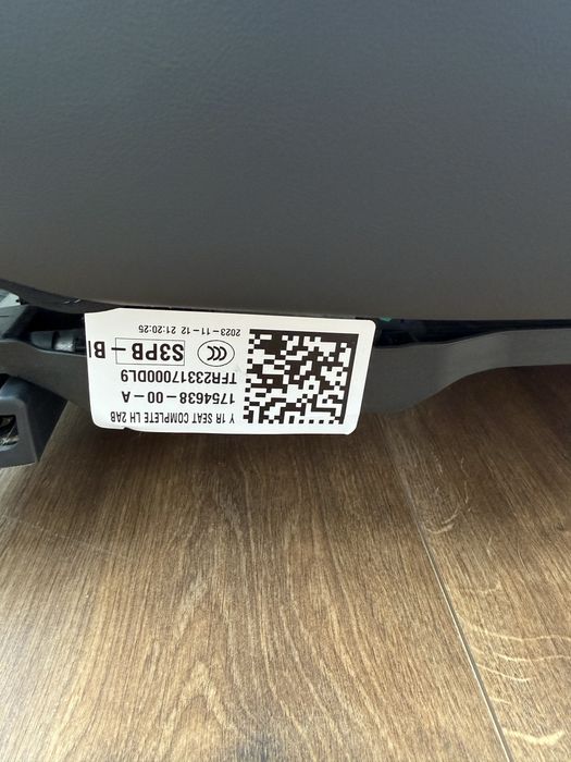 Tesla MY 2023 водійське сидіння під відновлення.