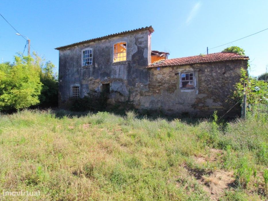 Vende-se moradia rústica em Ribeirão, próxima da N14