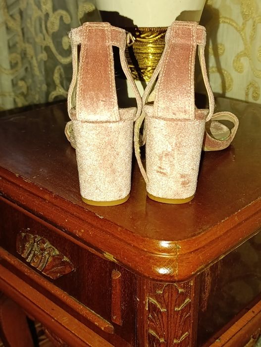 Продам босоніжки Carvela