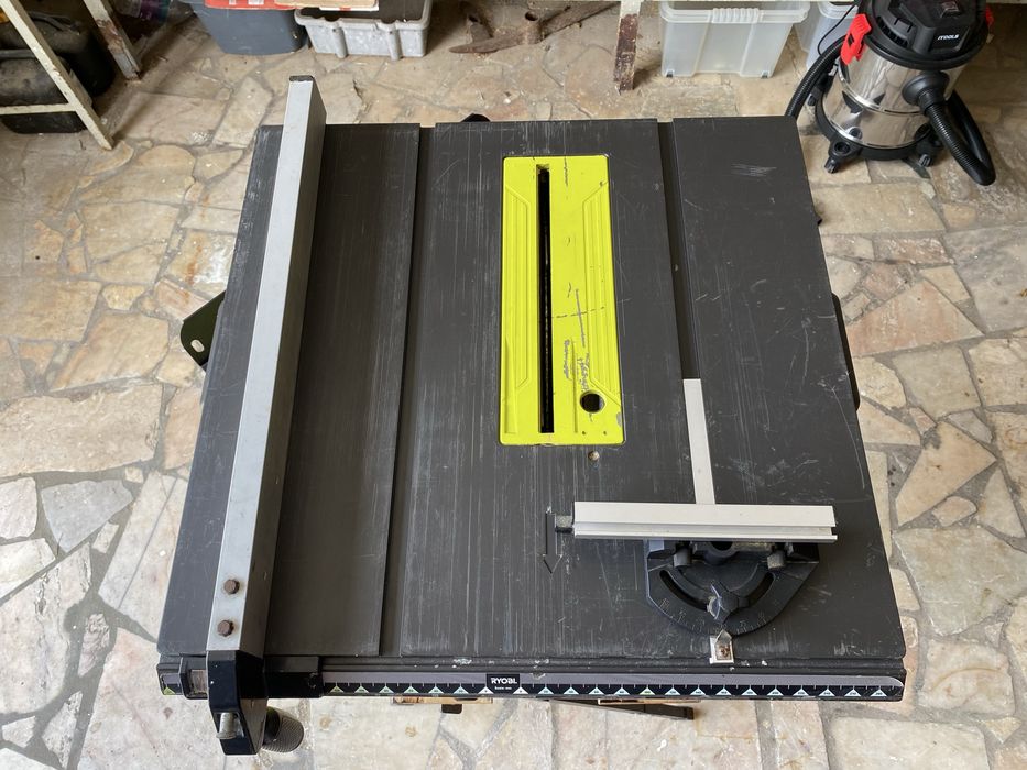 Serra de mesa Ryobi RTS 1800S
