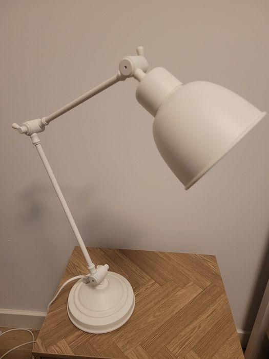 Biała lampa biurkowa